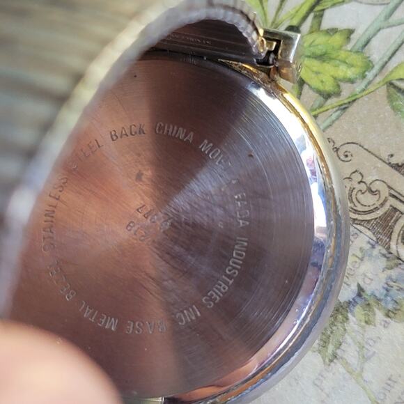 Vintage Watches ISA Gold Numerals Mother of Pearl Dial Quartz Womens Watch - Picture 6 of 10